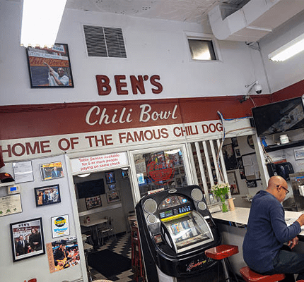 Ben's Chili Bowl餐厅内用餐区